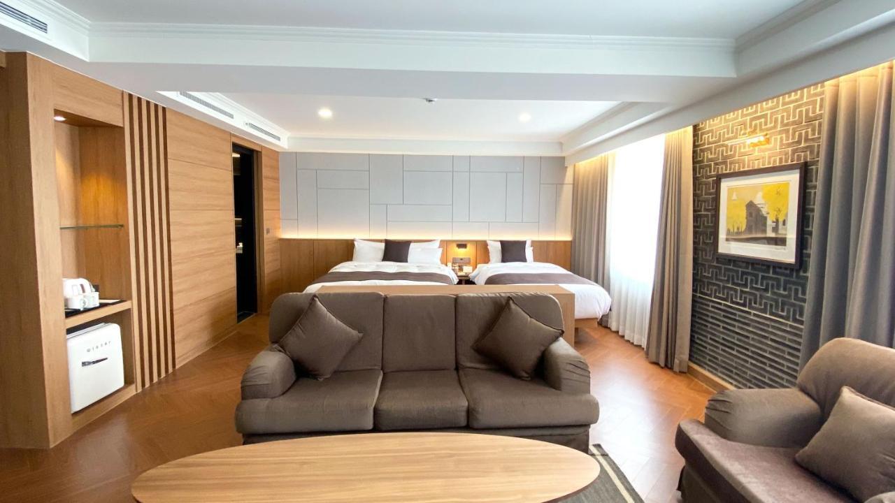 Commodore Hotel